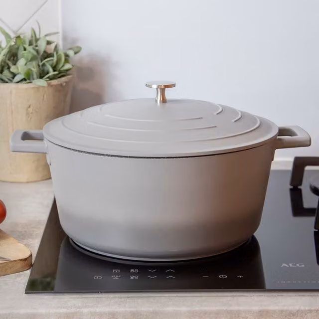 MasterClass Non-Stick Aluminium Casserole Dish with Lid, 5 l, Grey and Black – 1