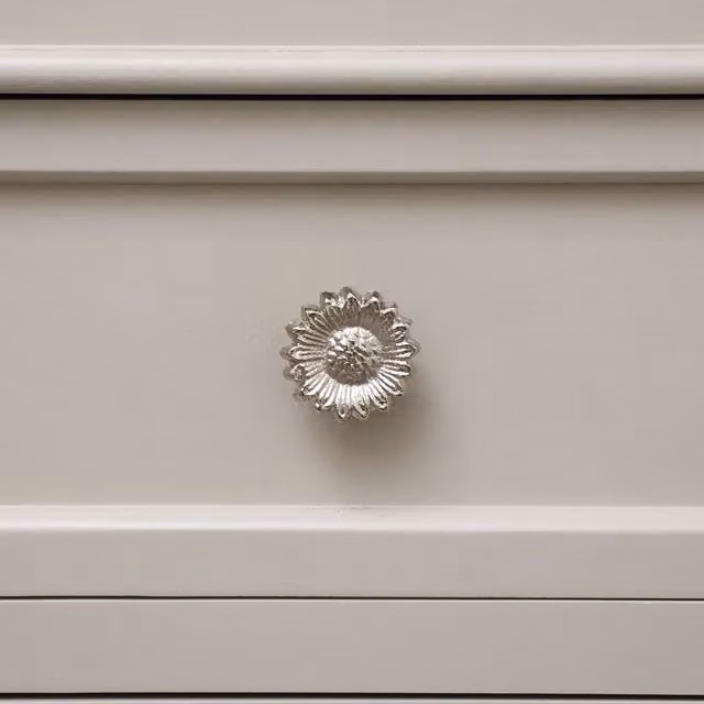 Melody Maison Shiny Silver Sunflower Metal Drawer Knob