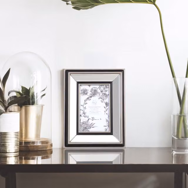 The Port. Co Gallery Mode Mirrored Single Rectangular Tabletop Photo Frame in White or Silver, W: 10.16 cm, H: 15.24 cm