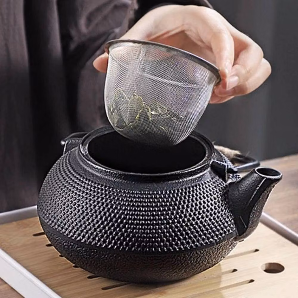 NESTLUNE Black Cast Iron Stovetop Tetsubin Teapot with Infuser, 0.9 l – 6