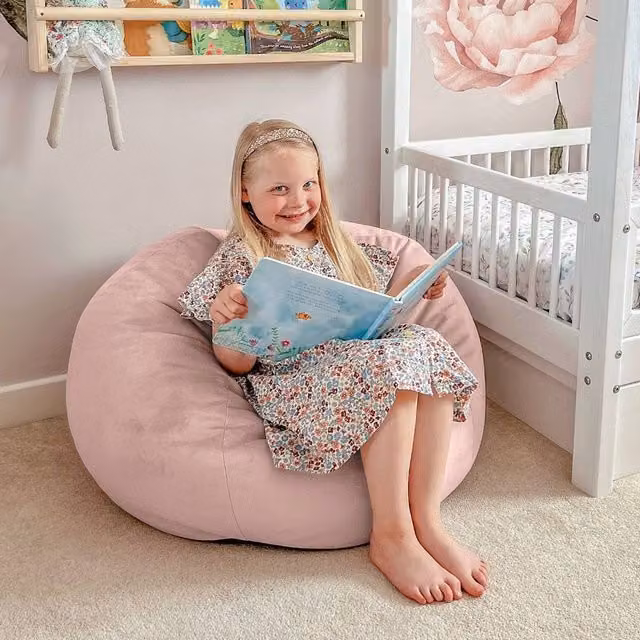 rucomfy Kids Classic Slouchbag Velvet Bean Bag Chair in Pale Pink – 1