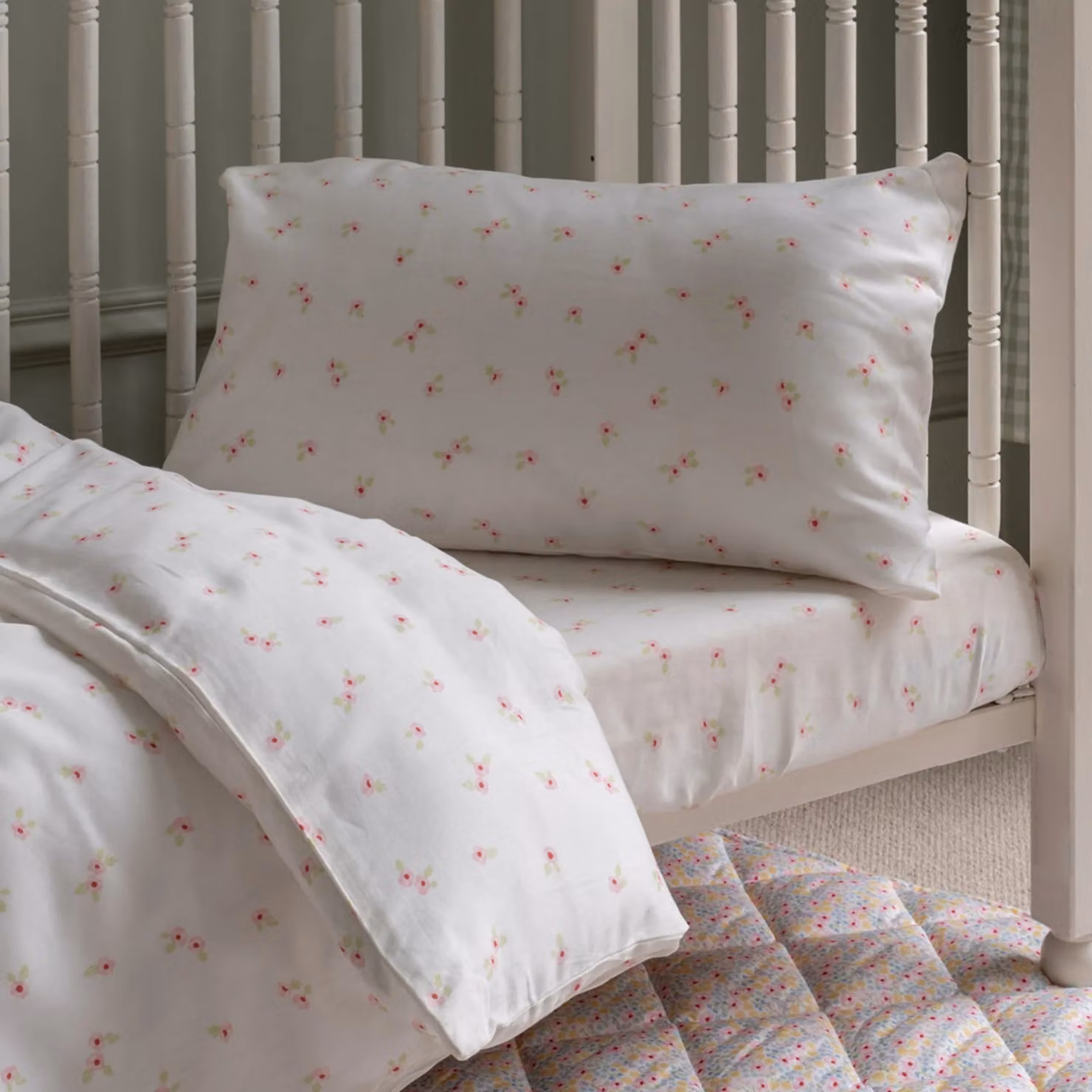 Avery Row Anemone Organic Cotton Cotbed Bedding Set in Pink and White – 2