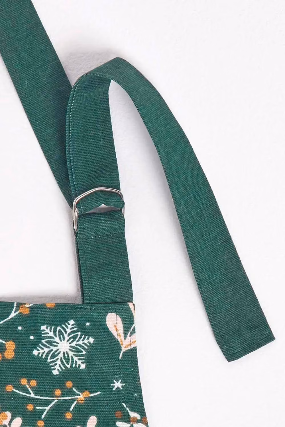 Homescapes Festive Forest Green Cotton Christmas Apron for Adults in Green, Red and Gold – 3