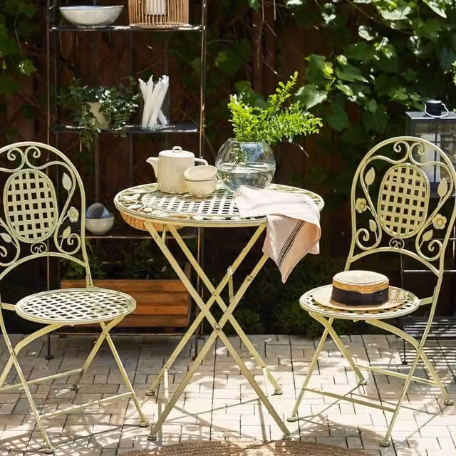 Wyld and Coco Garden Bistro Round Table in Light Green, Foldable Metal Design, Diameter: 70 cm – 1