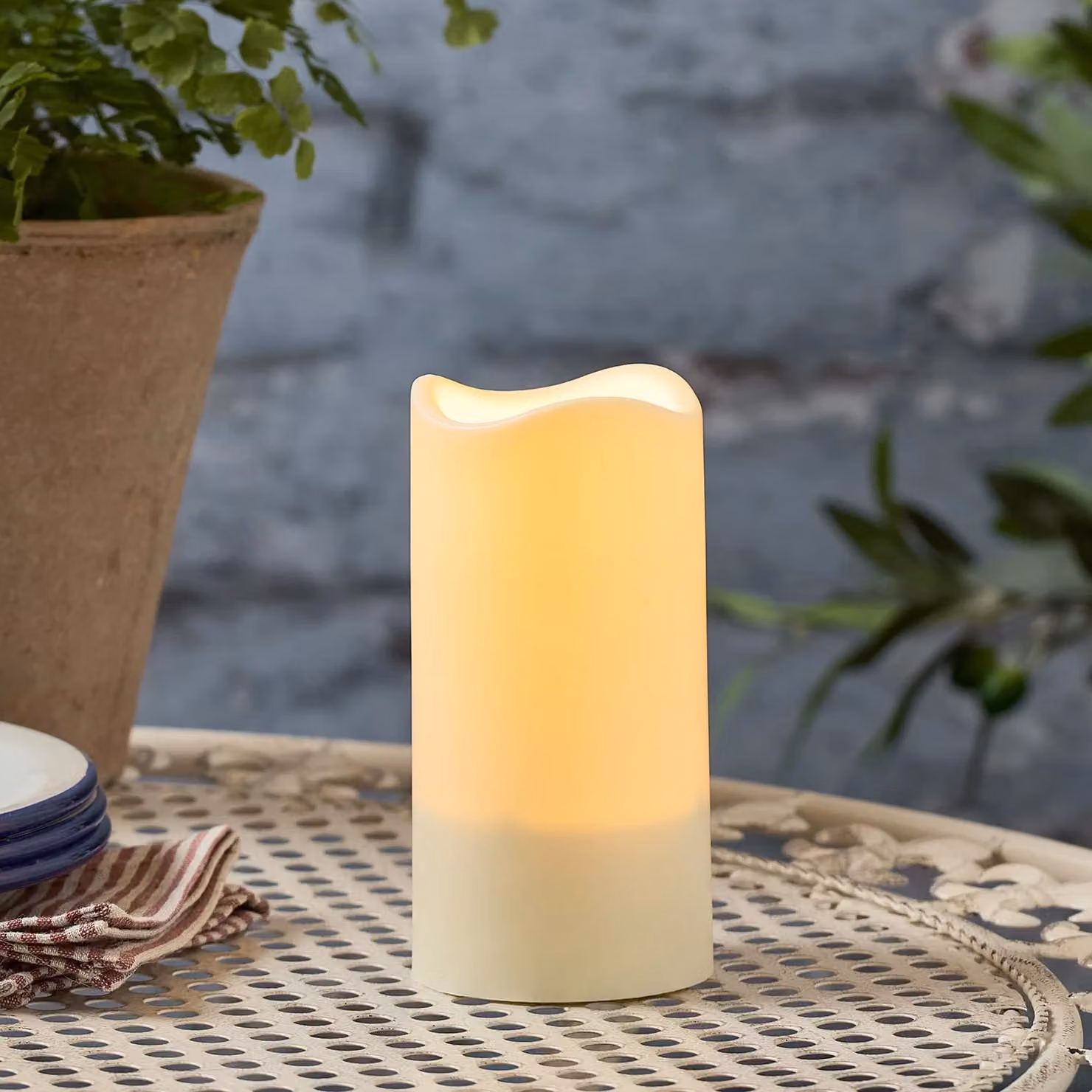 Lights4fun Solar Powered Warm White Flickering Flame LED Flameless Outdoor Pillar Candle, White, H 15 cm x W 7.5 cm x D 7.5 cm – 1