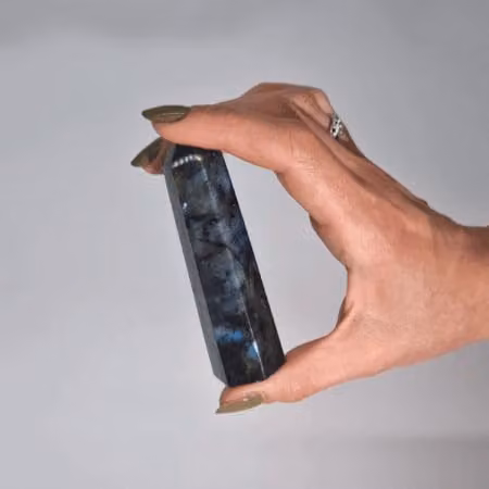 KDMD Madagascar Labradorite Point in Blue, Green and Gold, 50-65g, H 10 cm x W 2.8 cm – 2