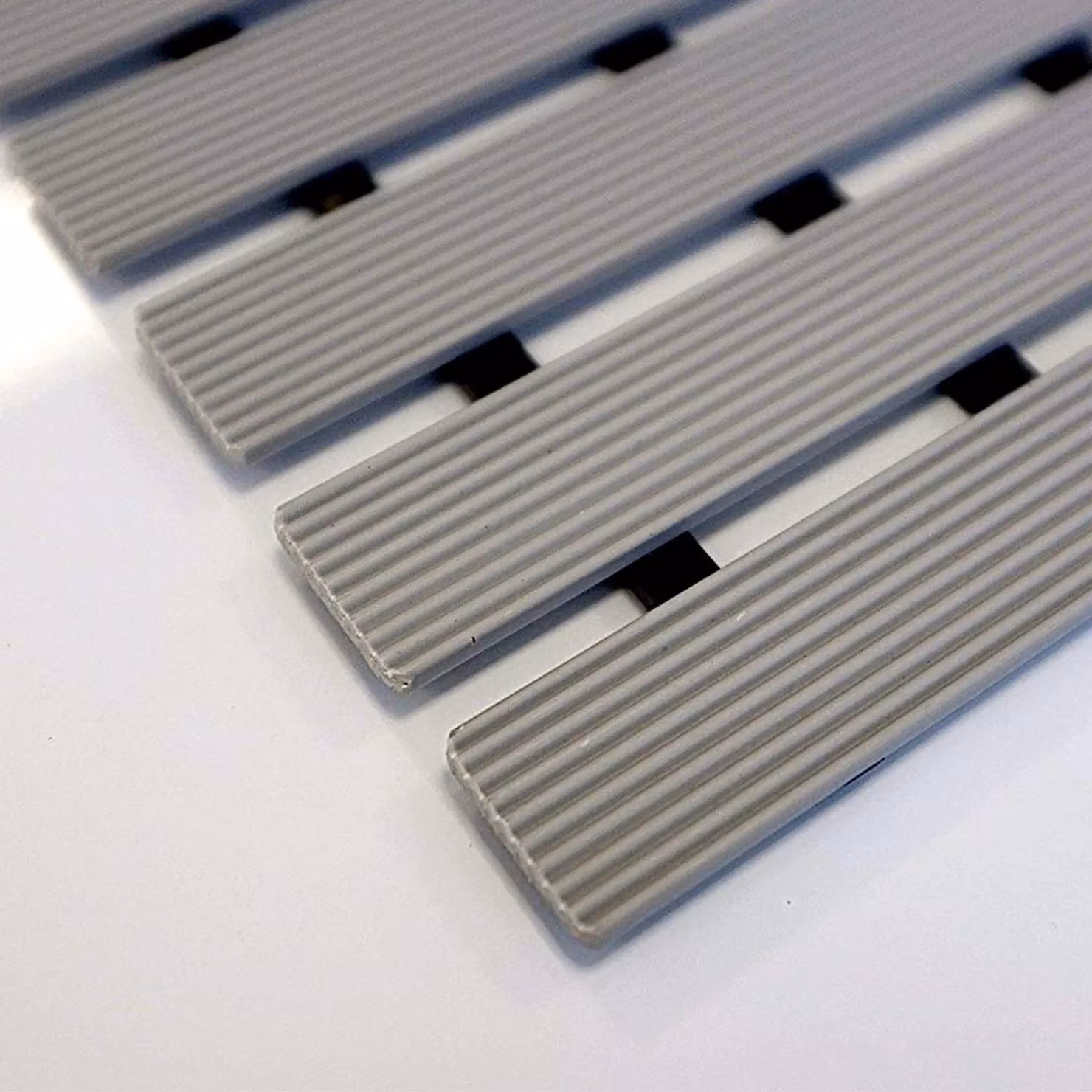 Oseasons Non-Slip Quick-Drying Slatted Shower Mat in Grey, W/D/H: 61 x 43 x 1 cm – 2