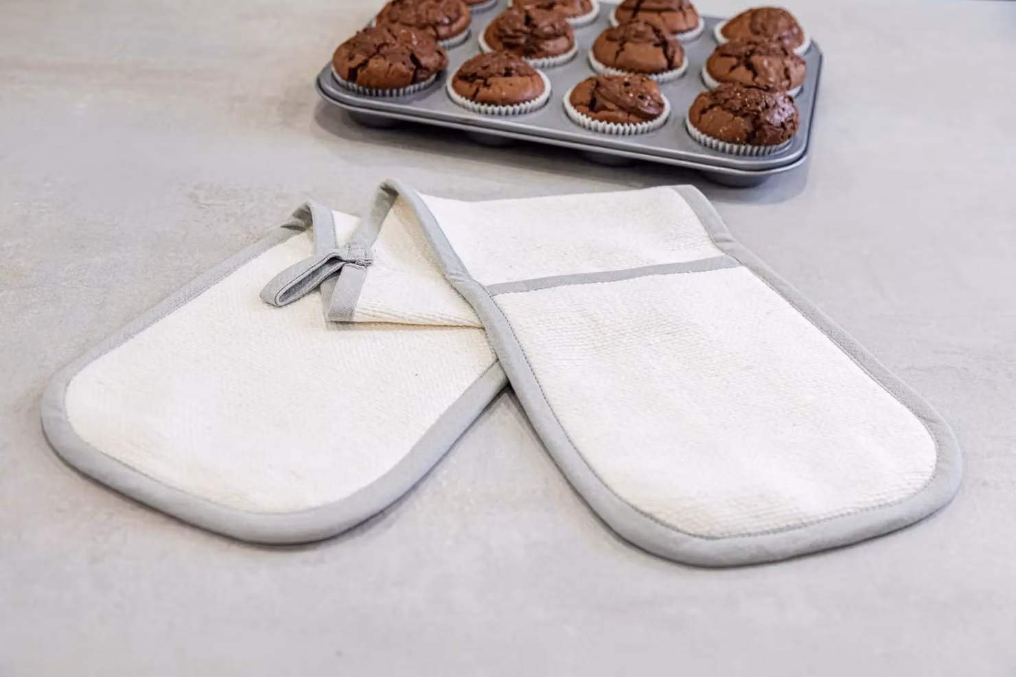 KitchenCraft White Cotton Heavy-Duty Double Oven Gloves with Hanging Loop – 3