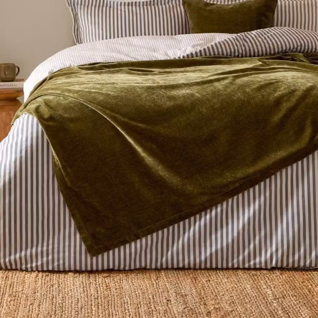 Yard Heavy Chenille Velvet Throw in Green, W/D/H: 150 x 200 cm