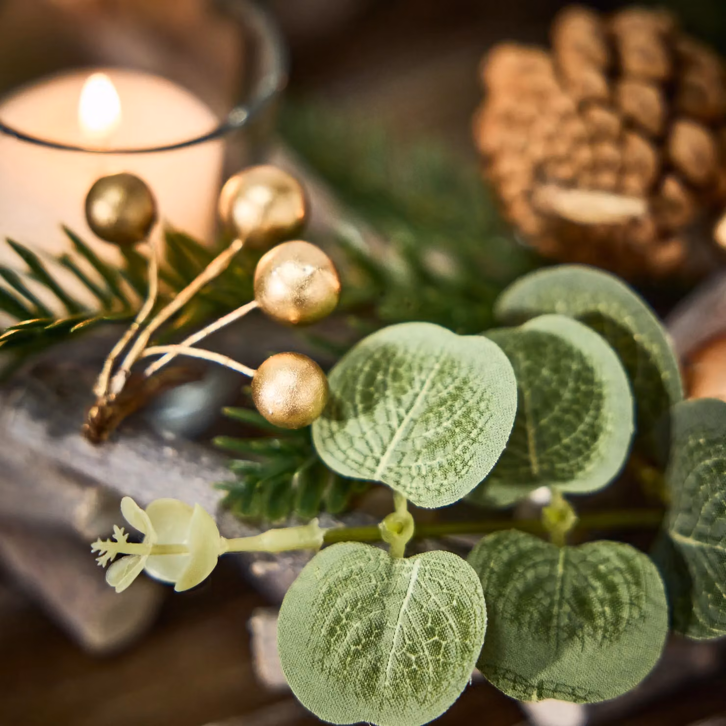 Dibor Eucalyptus and Cinnamon Round Christmas Centrepiece Tealight Holder, Green and Gold, Diameter: 30 cm – 2