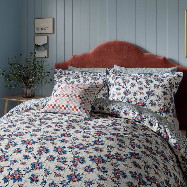 Land & Shore Berry Grove Single Duvet Cover and Pillowcase Set, Blue and Red Floral Cotton, Reversible, W: 90 cm, H: 200 cm