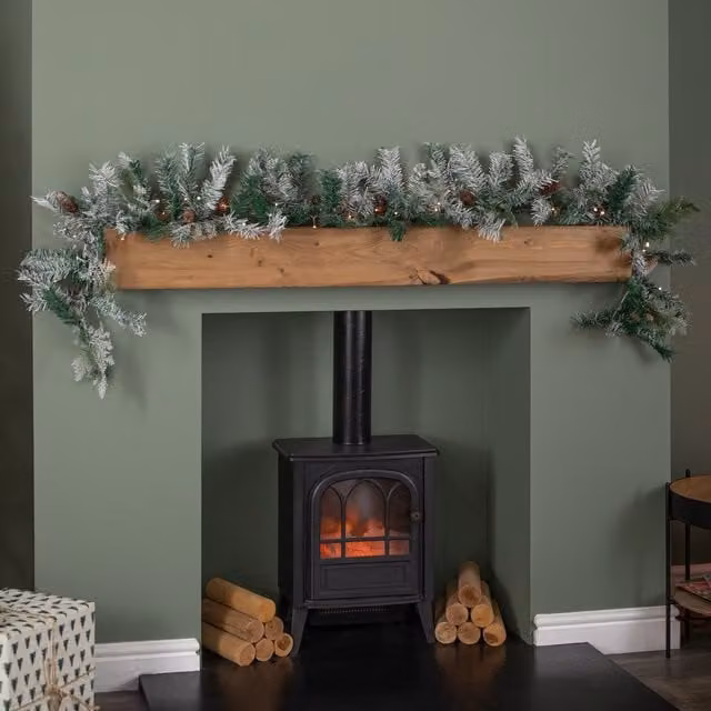 Samuel ALEXANDER 1.8m Snowy Pre-Lit Christmas Garland in Green and White with 50 Warm White LED Lights and Pinecones – 1
