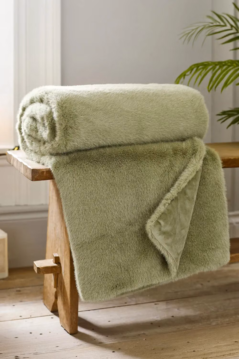 The Lyndon Company Ashford Supersoft Faux Fur Throw in Green, W: 130 cm, D: 180 cm – 2