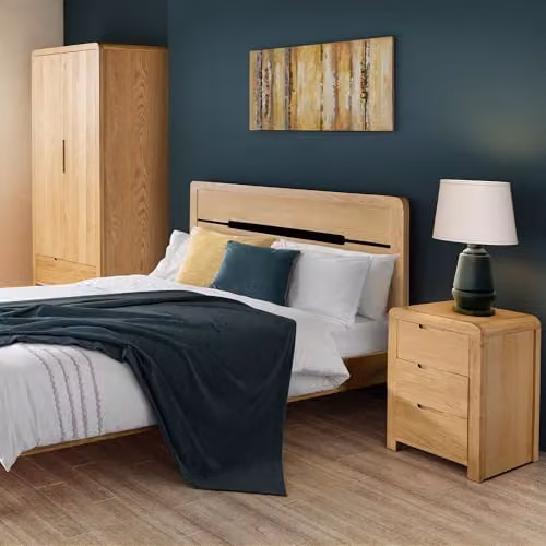 Julian Bowen Curve 3 Drawer Bedside Table in Oak, H 61 cm x W 38 cm x D 45 cm – 2