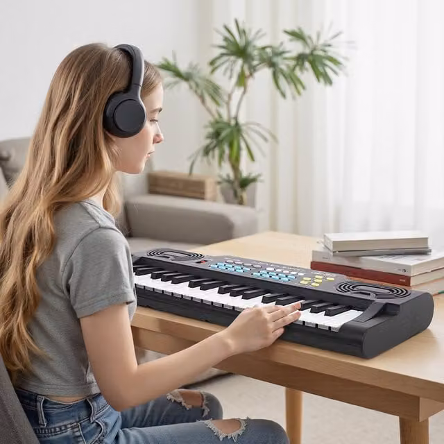 Livingandhome 37 Key Portable Electronic Keyboard in Black