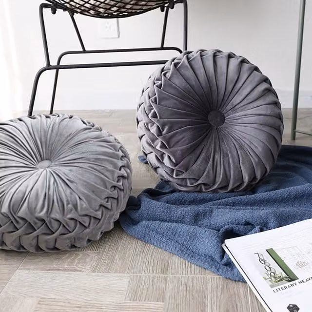 Livingandhome Set of 2 Round Pleated Pumpkin Velvet Cushions in Grey, Diameter: 45 cm