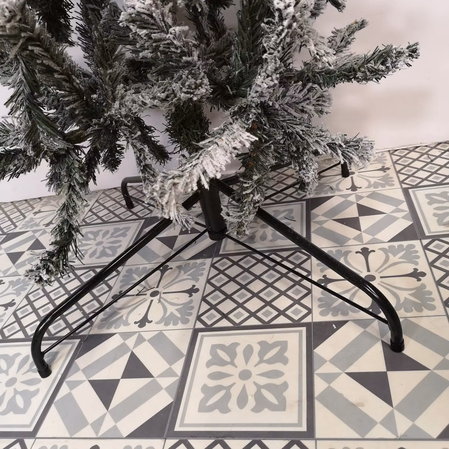 Samuel Alexander 8ft Green Flocked PVC Christmas Tree Arch with Snow Tips and Flat Top – 6