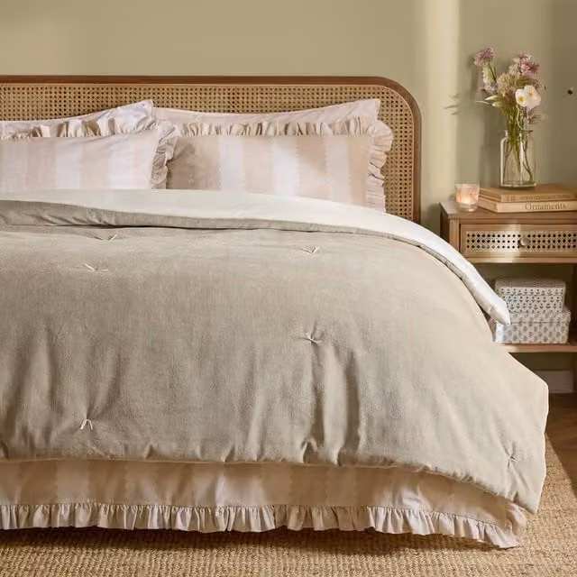 Wylder Edie Quilted Cotton Velvet Bedspread in Beige Sand – 1