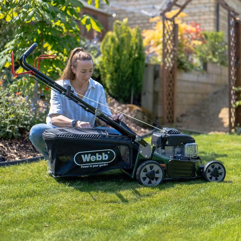 Webb Supreme 46cm Self Propelled Petrol Lawnmower in Green with 65L Collection Bag – 4