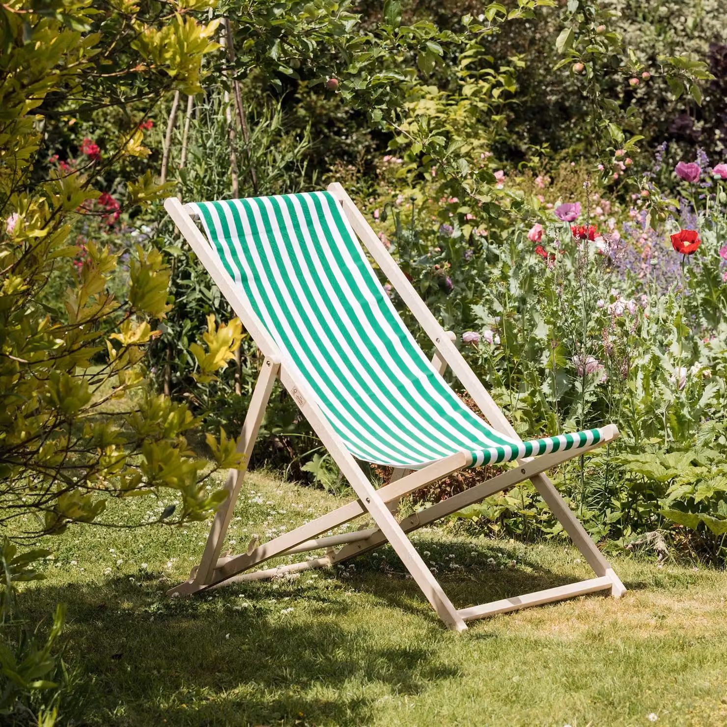 Harbour Housewares Pack of 4 Folding Wooden Deck Chairs in Green Striped UV-Resistant Polyester and Treated Hardwood – 2