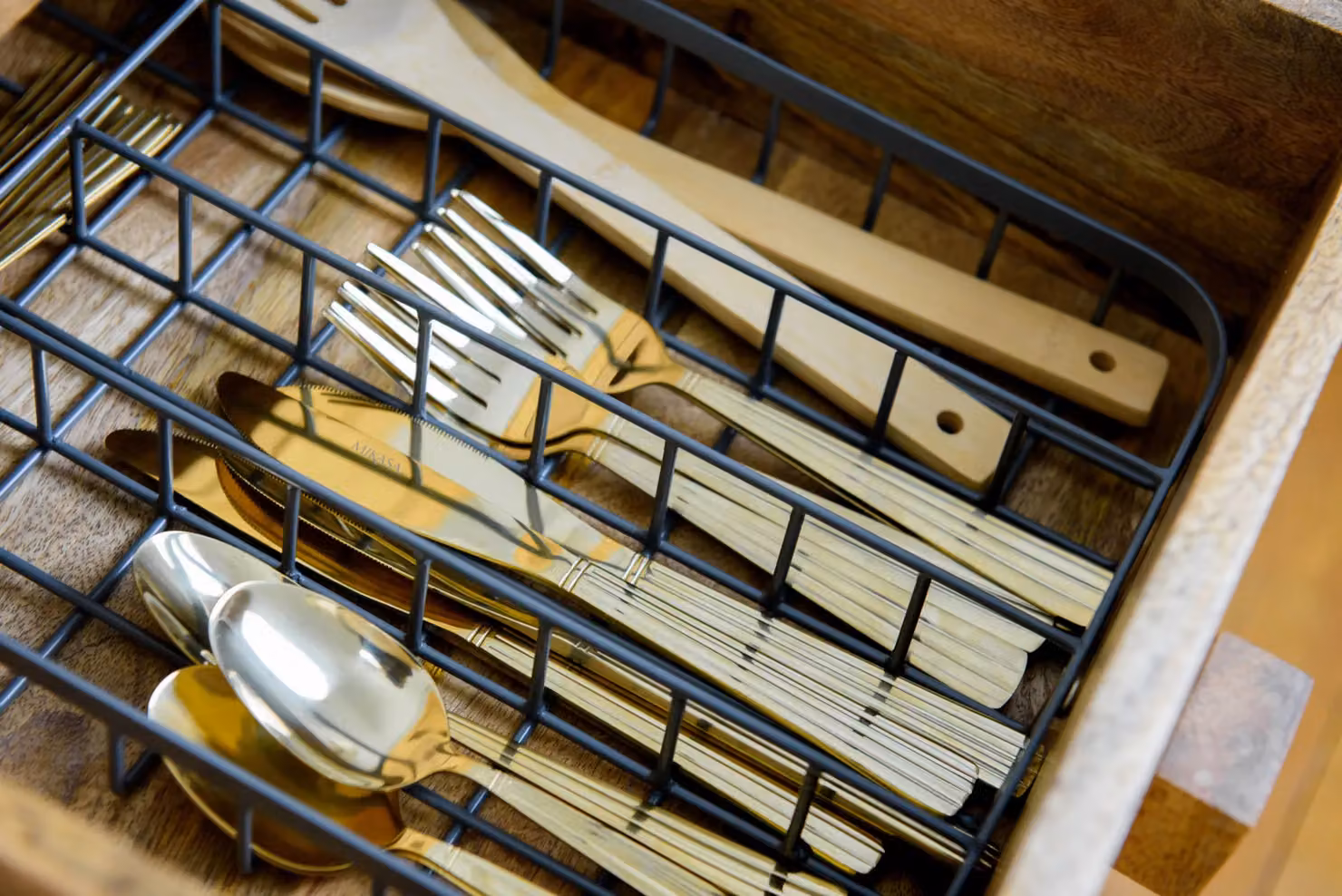 KitchenCraft Living Nostalgia Metal Wire Cutlery Tray with Compartments, W/D/H: 36 x 26.5 x 5 cm, Black – 5