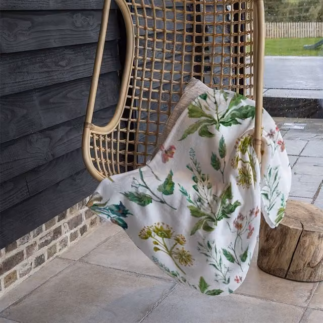 Benjamin Tate Design Watercolour Leaves and Flowers Fleece Blanket in Green and Beige, W/D/H: 120 x 150 cm – 1