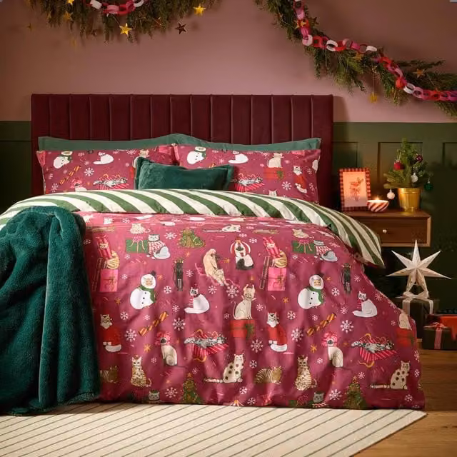 Riva Home Reversible Christmas Striped Duvet Cover in Red, 200 x 200 cm