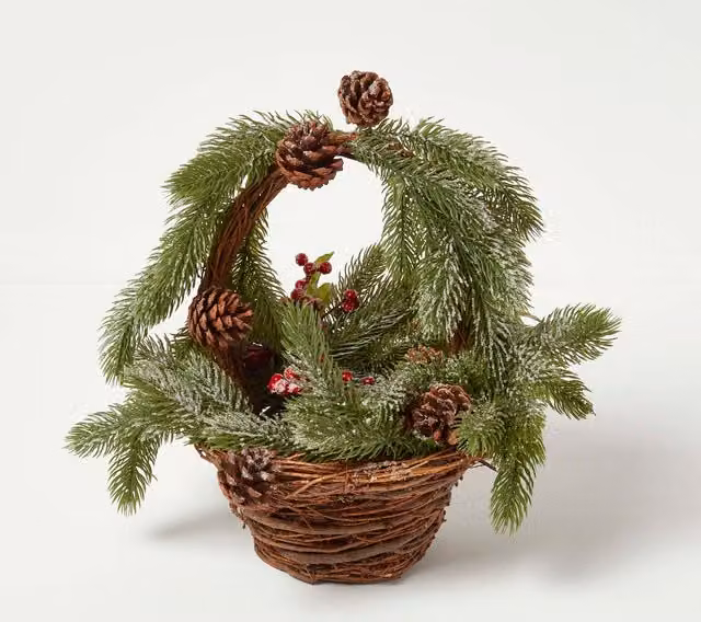 Homescapes Festive Wicker Christmas Decoration Basket in Brown, Green, Red and White, W/D/H: 40 x 40 x 50 cm