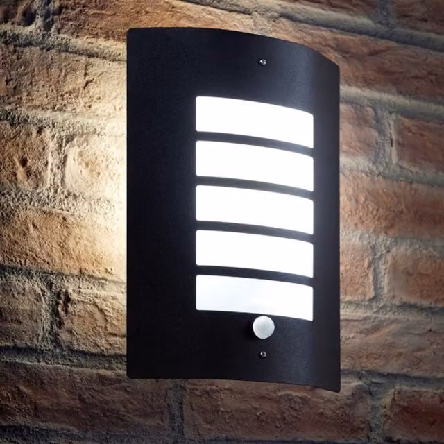 Livingandhome Dusk Till Dawn Photocell Garden Wall Light in Black