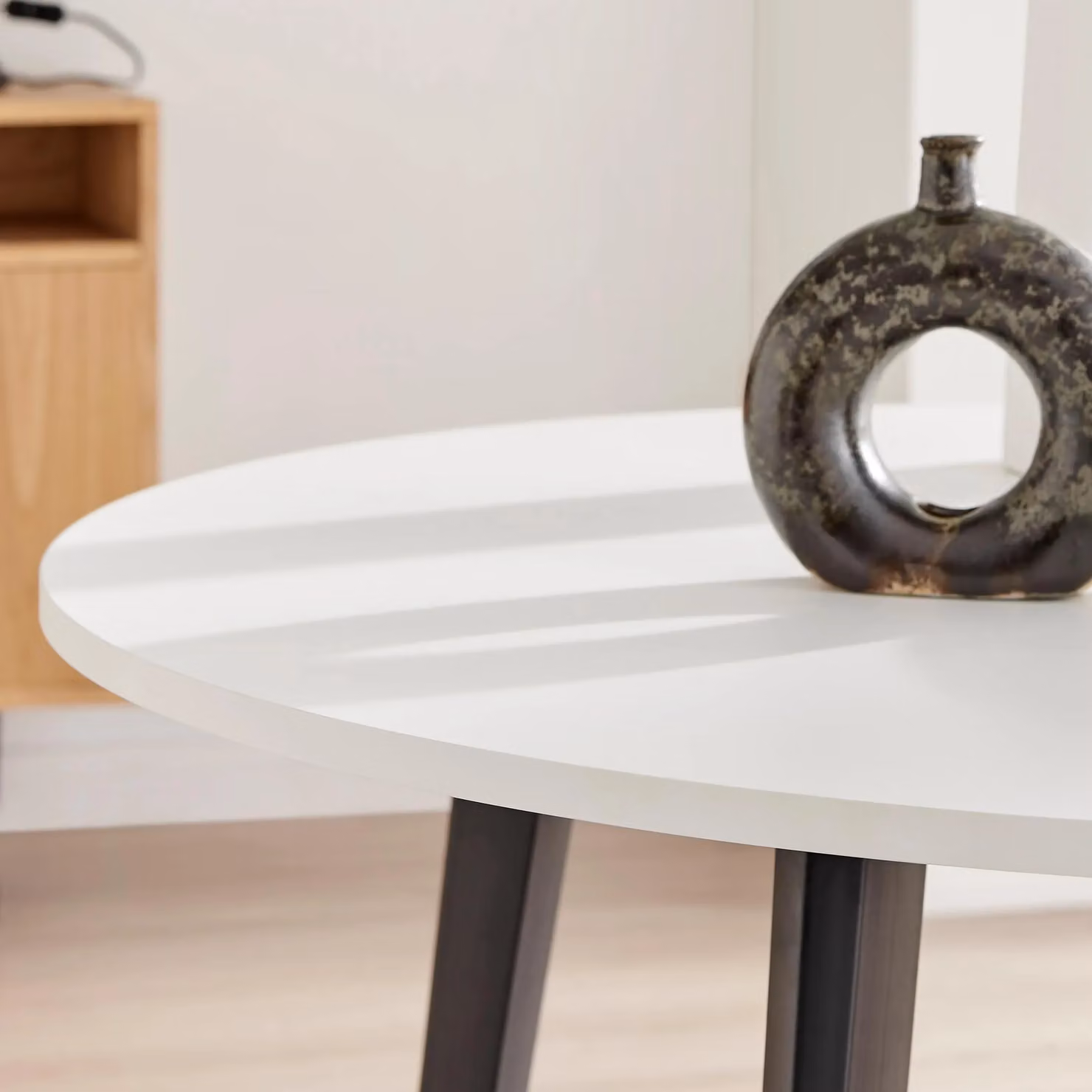 FurnitureboxUK Koko 4-Seater Round Dining Table in White with Black Legs – 2