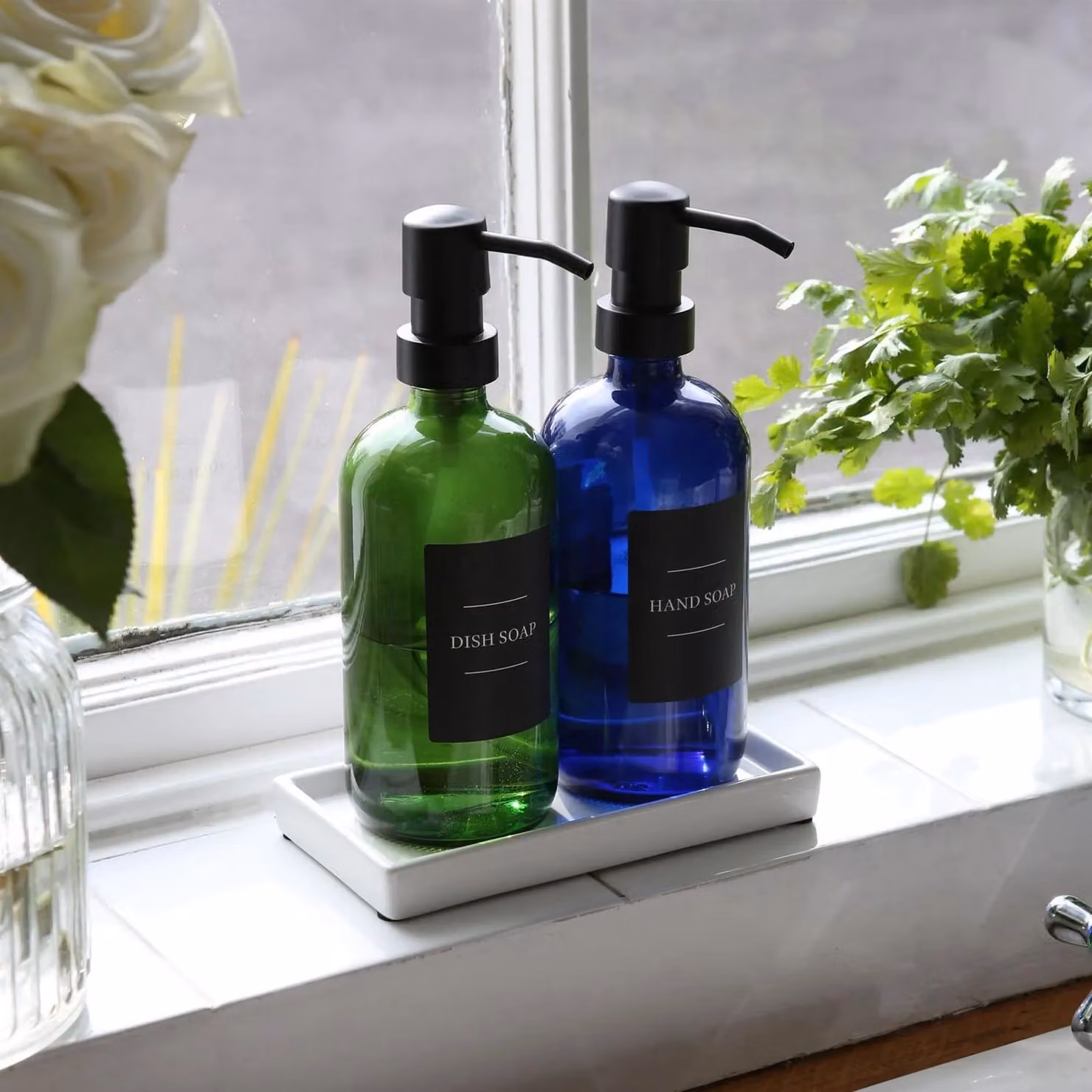 Harbour Housewares 2 Piece Glass Soap Dispenser Set with Ceramic Tray and Labels, 500ml, Blue and Black – 3
