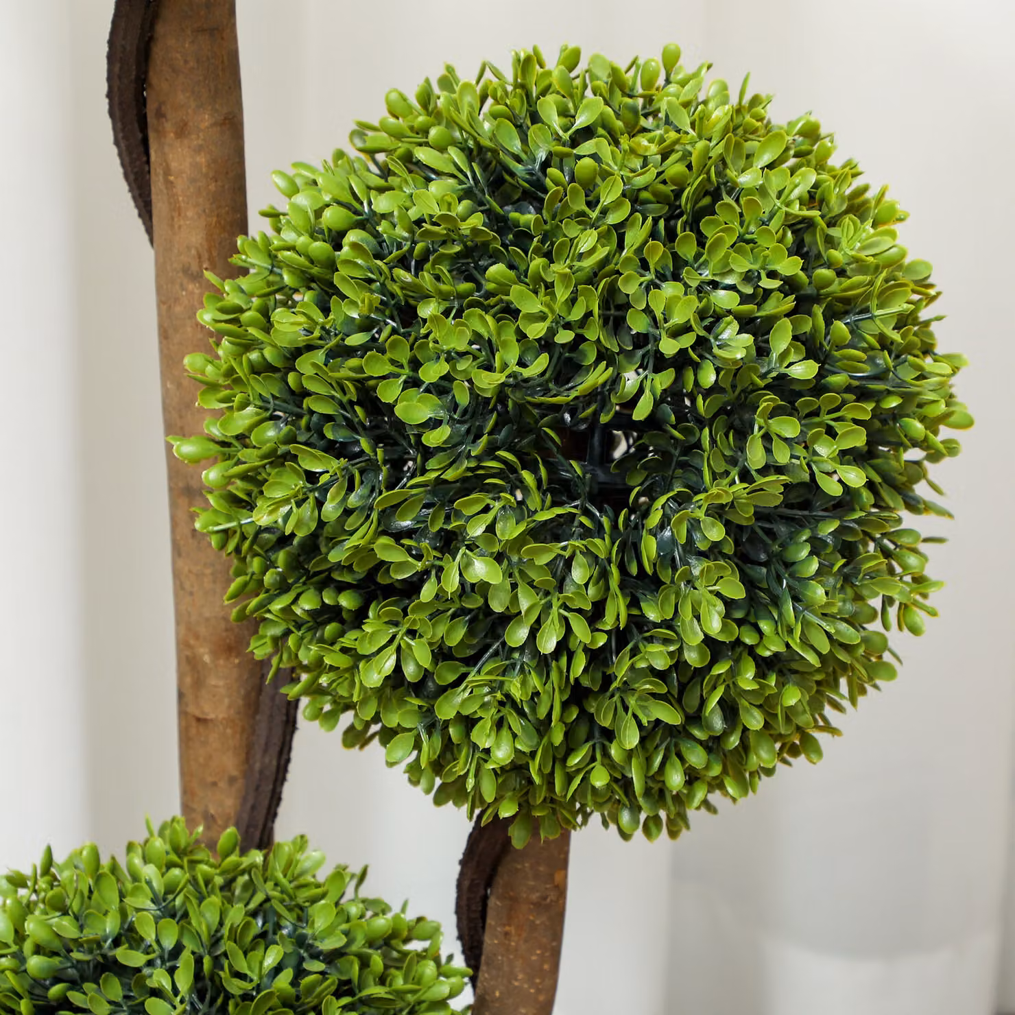 HOMCOM Set of 2 Green Artificial Boxwood Ball Topiary Trees with Concrete Pots for Indoor and Outdoor Tabletop Decor – 7