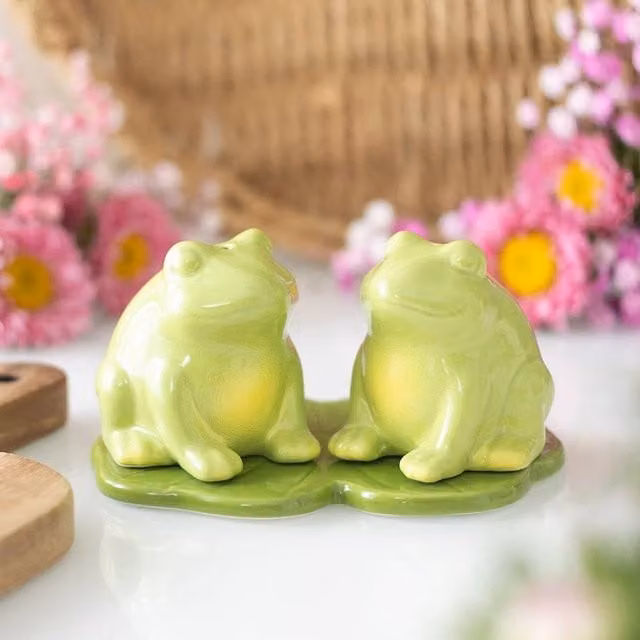 Uniqueful Luna Frog Ceramic Salt and Pepper Shakers Set in Green – 1