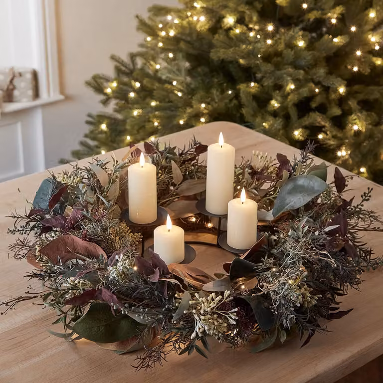 Lights4fun Pre Lit Autumn, Winter and Christmas Floral Wreath with Ivory TruGlow Slim Pillar Candles and Candle Holder, Diameter: 60 cm