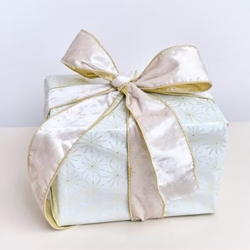 Melody Maison White and Gold Shiny Velvet Wired Christmas Ribbon Garland, 270 cm