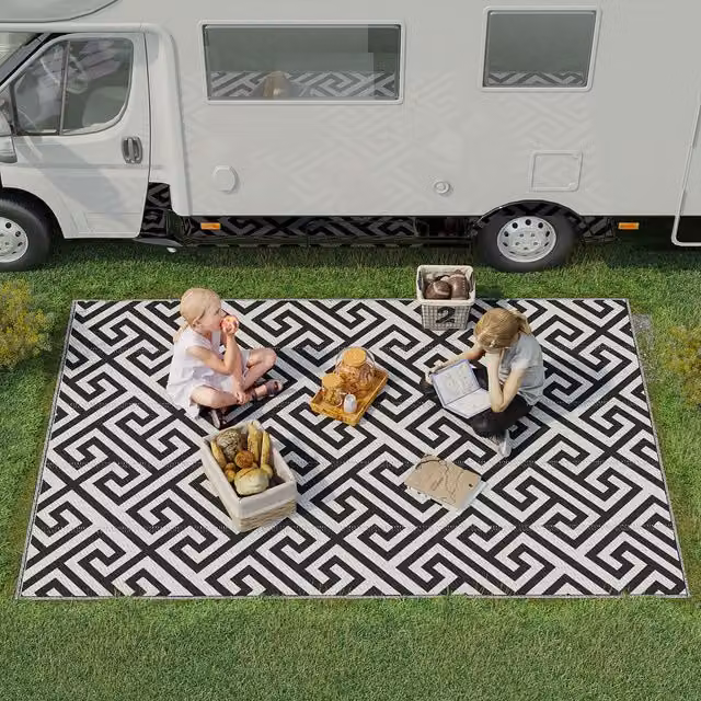 Outsunny Reversible Geometric Outdoor Rug in Black and White, W: 182 cm x L: 274 cm