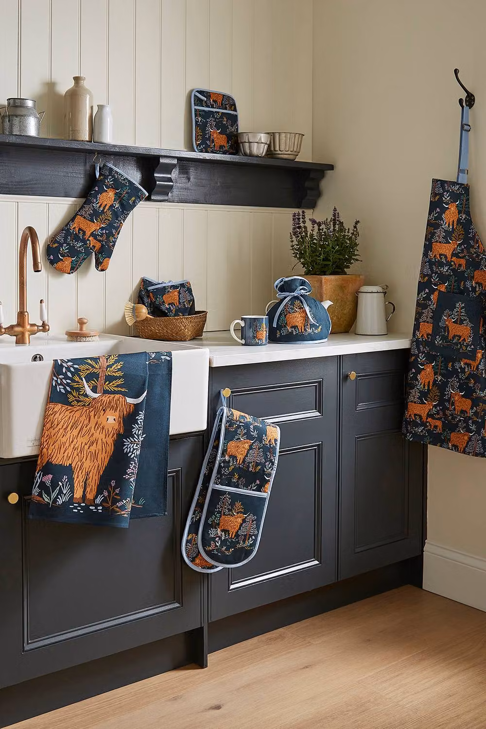 Ulster Weavers Connie the Cow Trees Print 100% Cotton Apron in Blue – 3