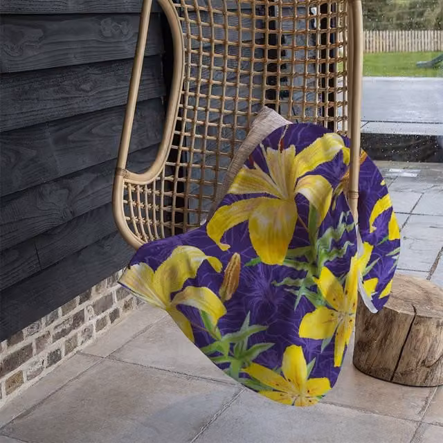 Benjamin Tate Design Yellow Lily Floral Fleece Blanket in Sand and Yellow, W/D/H: 120 x 150 cm – 1