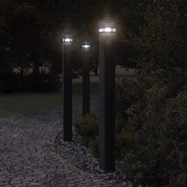 Berkfield Home Black Aluminium Outdoor Floor Lamp with Outlet, Height: 110 cm – 1