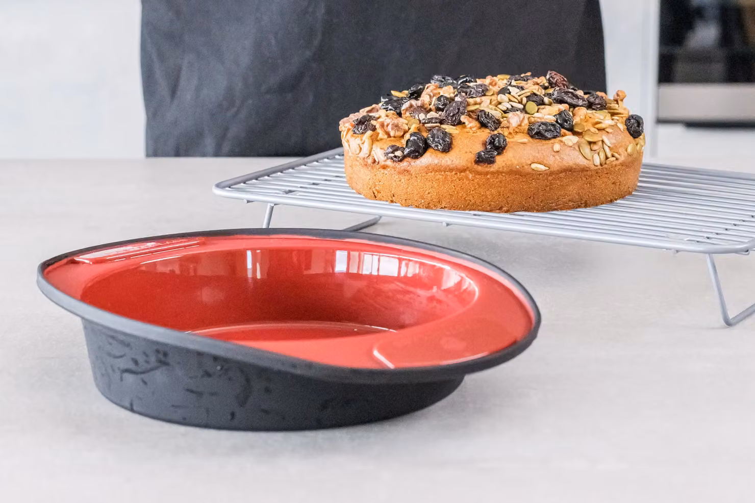 MasterClass Smart Silicone Round Cake Tin, Diameter: 20.5 cm, Red/Black/Grey – 5