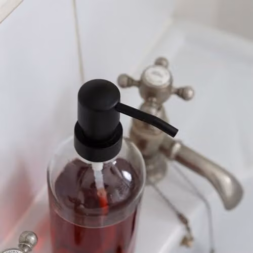 Harbour Housewares 2 Piece Glass Soap Dispenser Set with Bamboo Tray and Black Labels, 500ml, Transparent and Black – 3