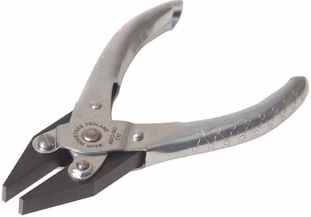 Maun Flat Nose Pliers with Smooth Jaws in Silver, 140 mm