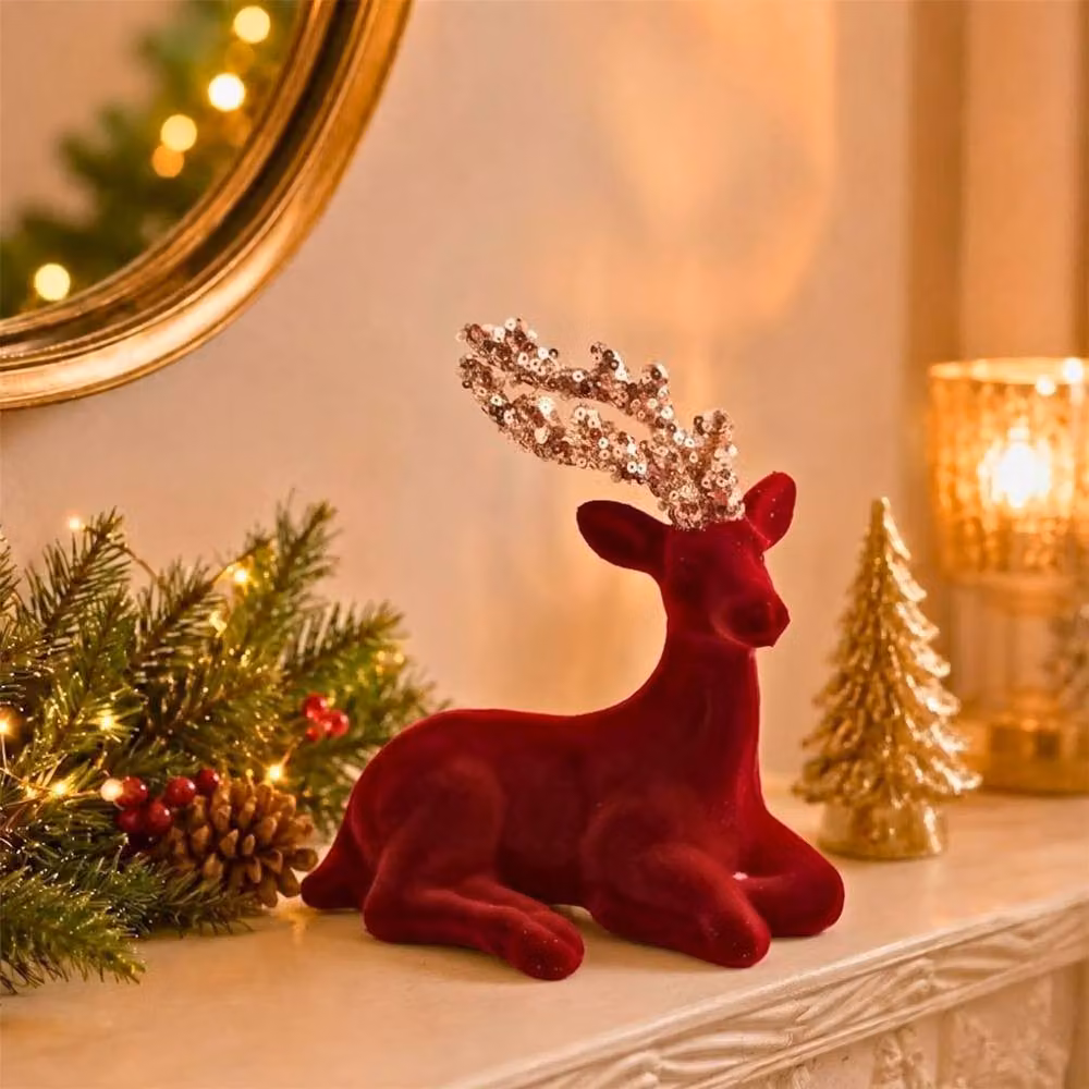 Shatchi Velvet Sitting Deer Christmas Reindeer Ornament in Red, Height: 19 cm – 2