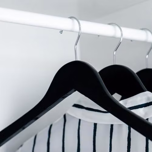 Harbour Housewares Black Wooden Coat Hangers with Swivel Hook and Trouser Bar, Pack of 30 – 2