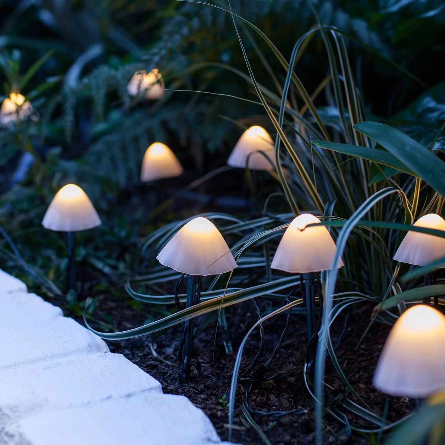 Lights4fun 12 Mini Mushroom Solar LED Stake Lights in White and Black