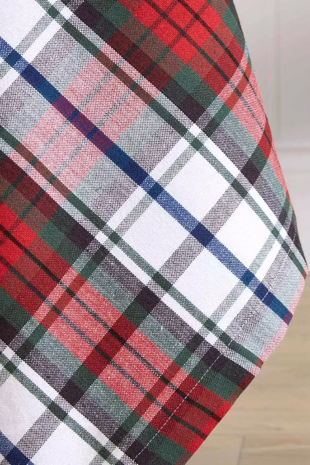 Homescapes Macduff Tartan Christmas Tablecloth, Red, White and Green Checked Cotton Rectangular Table Cover, W/D/H: 137 x 178 cm – 6