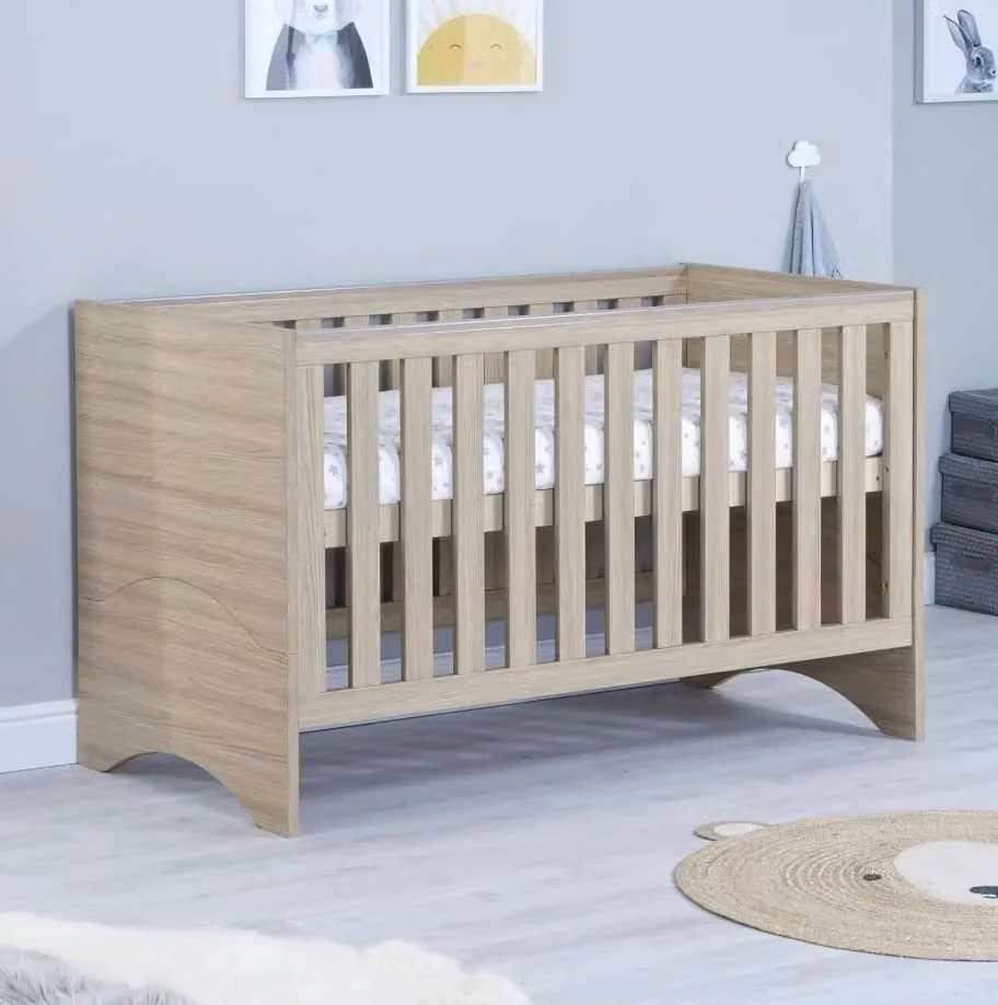 Babymore Veni Convertible Oak Cot Bed in Brown, W/D/H: 140 x 70 x 88 cm