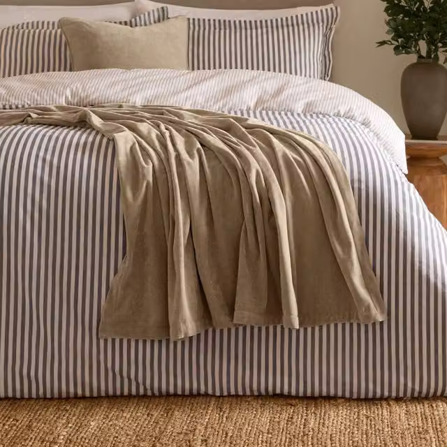 Yard Heavy Chenille Velvet Throw in White, W/D: 150 x 200 cm – 1