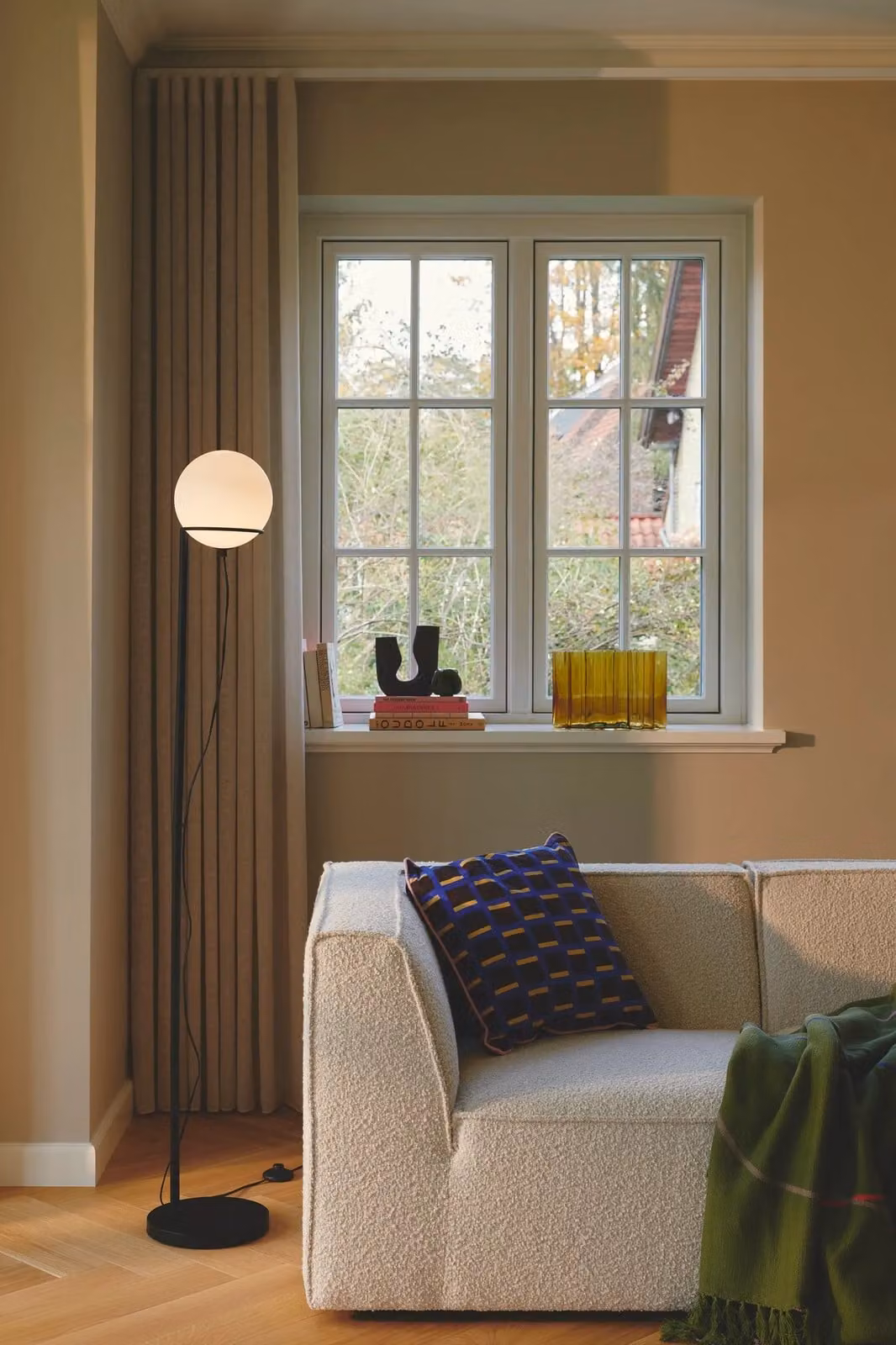 Nordlux Wilson Modern Floor Lamp in Black with Glass Sphere and G9 Bulb – 2