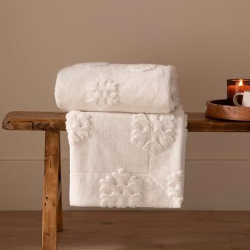 Riva Home Snowflakes Throw in White, Heavyweight Festive Winter Velvet Jacquard Blanket, W/D/H: 150 x 200 cm – 2